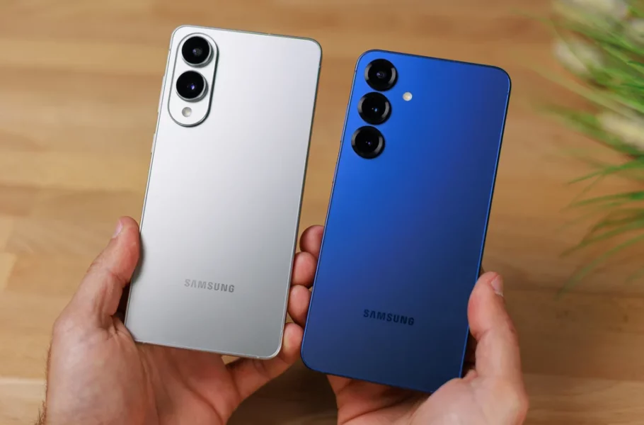 گوشی سامسونگ آبی یا سه لنز و سمت چپ به رنگ‌بندی نقره‌ای با دو لنز