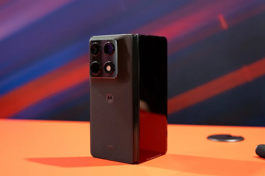 رونمایی از گوشی تاشو کتابی Razr Fold موتورولا