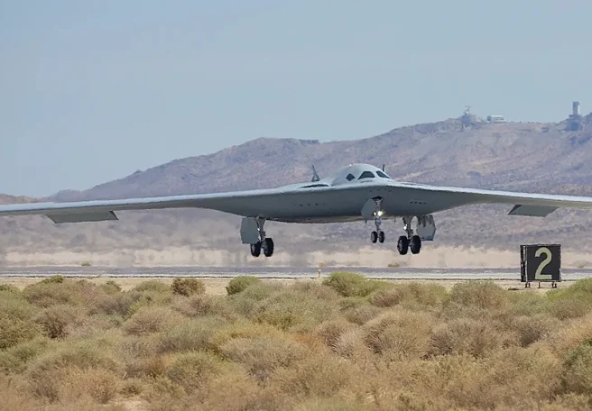 دومین بمب‌افکن B-21 ریدر برای نخستین بار در کالیفرنیا به پرواز درآمد