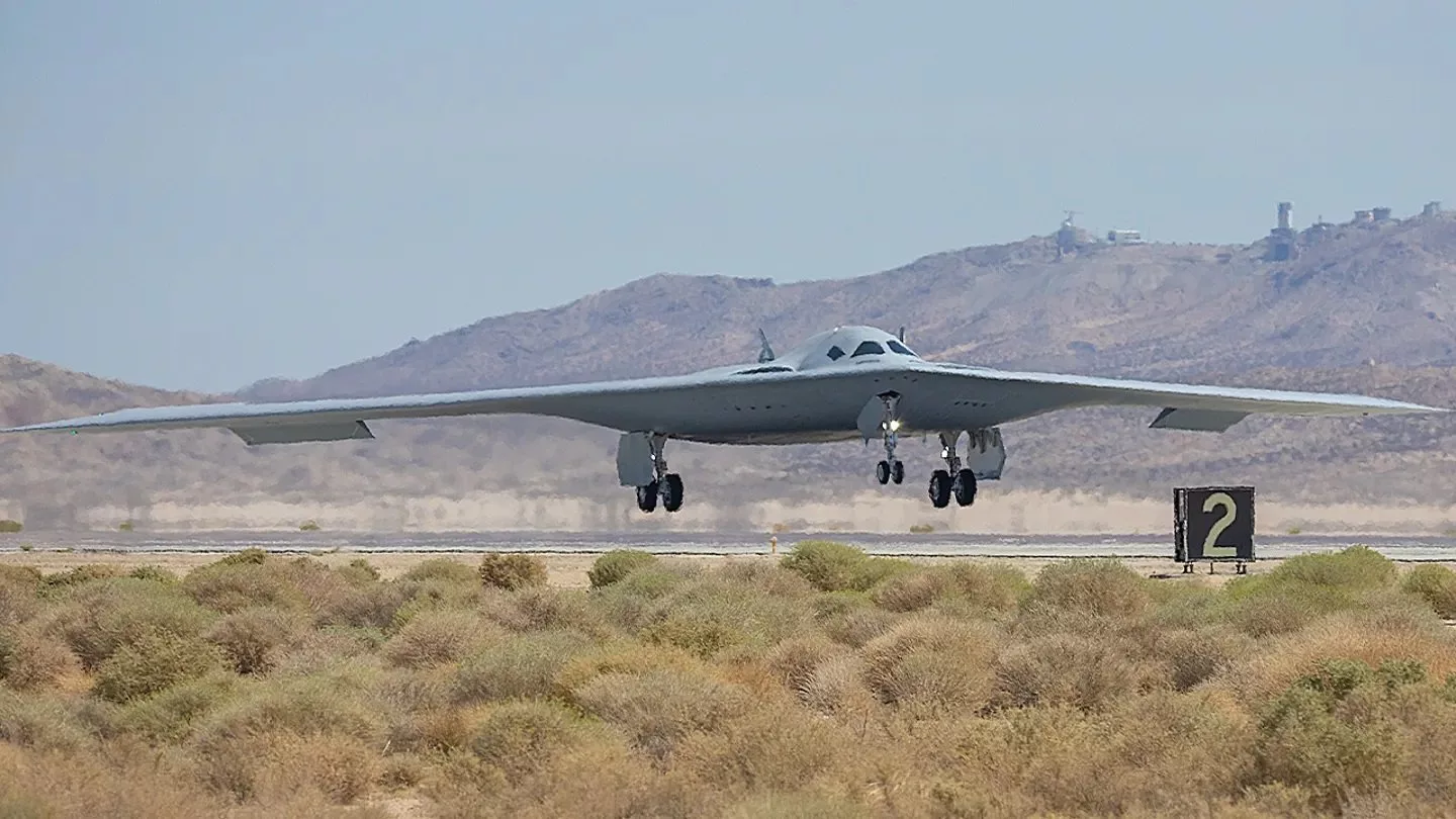 دومین بمب‌افکن B-21 ریدر برای نخستین بار در کالیفرنیا به پرواز درآمد
