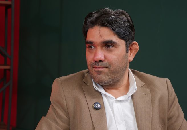 رضا الف‌نسب در حال حرف زدن