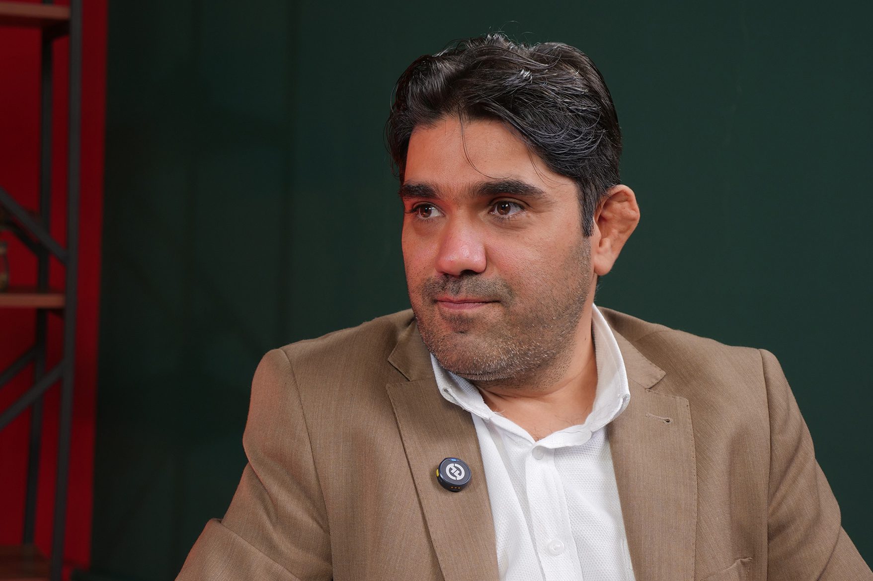 رضا الف‌نسب در حال حرف زدن