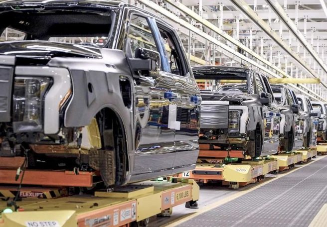 فورد تولید F-150 لایتنینگ را برای تمرکز روی پیکاپ‌های بنزینی متوقف می‌کند
