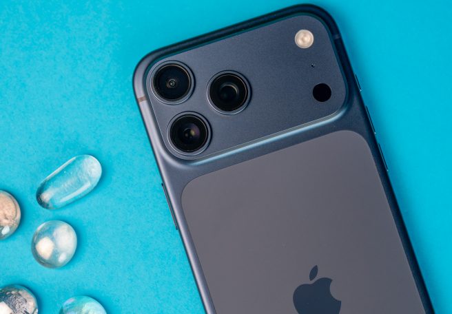 آیفون ۱۷ پرو مکس / iPhone 17 Pro Max در کنار قطرات آب پس زمینه آبی