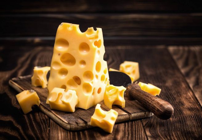 تا همین اواخر کسی نمی‌دانست چرا پنیر سوئیسی حفره دارد؛ چگونه معما بالاخره حل شد؟