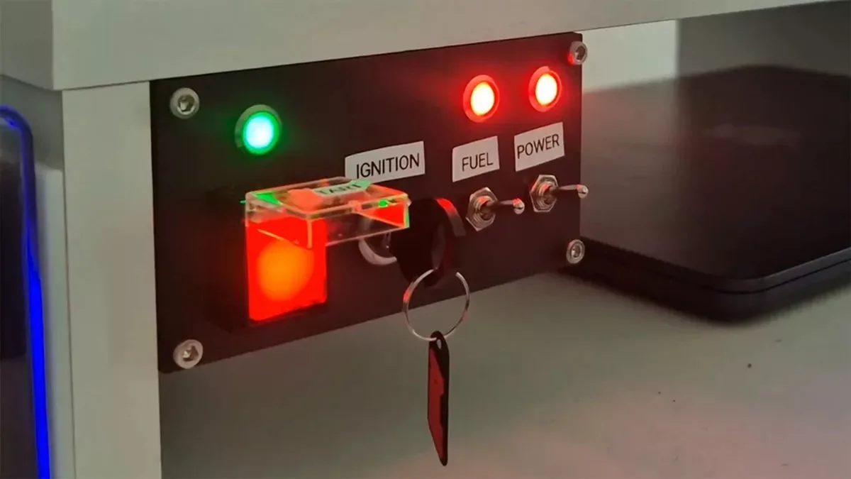 ابتکار جالب کاربر ردیت؛ کامپیوتر را به سبک خلبان جت روشن کنید + ویدیو