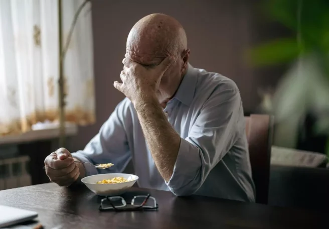 پژوهش جدید: تنها غذاخوردن می‌تواند برای افراد مسن خطرناک باشد
