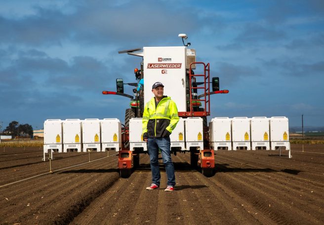 انقلاب در کشاورزی؛ این ماشین با لیزر علف‌های هرز را می‌سوزاند + ویدیو