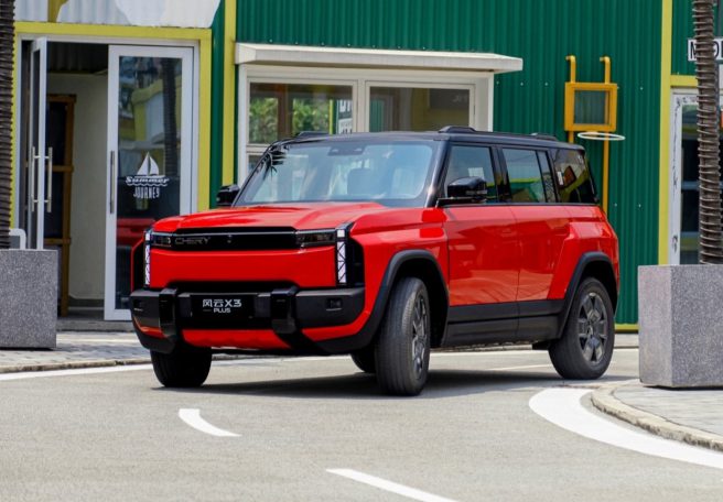 ویدیو: شاسیبلند چینی از پلهها لیز خورد و به یک جاذبه توریستی آسیب زد