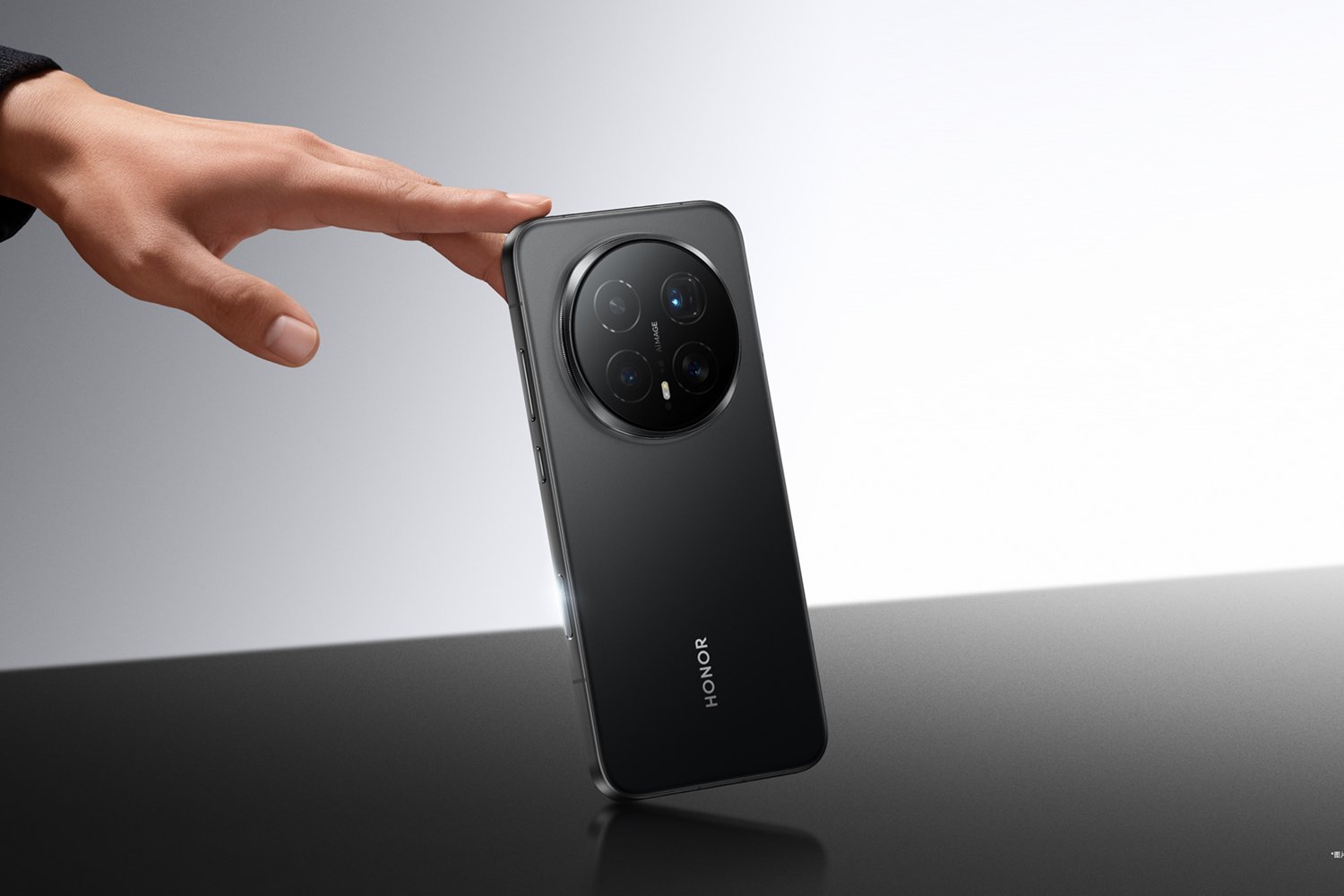 آنر مجیک ۸ اولترا با سیستم ارتباط ماهواره‌ای و شارژ ۱۲۰ وات رؤیت شد