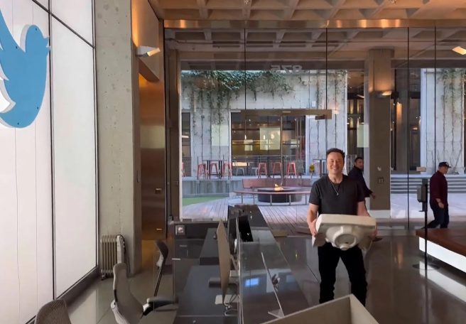 ماجرای حرکت جنجالی ایلان ماسک؛ ورود به شرکت با کاسه توالت!