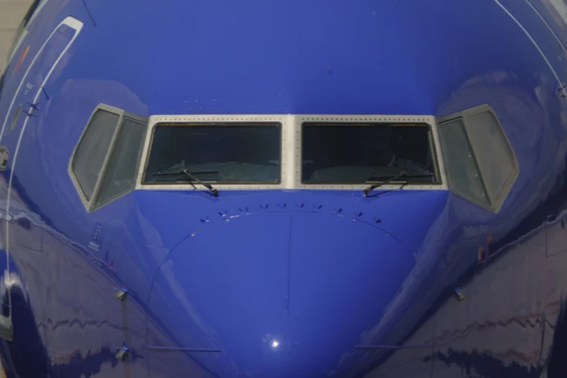 شکستن شیشه جلو هواپیما چه عواقبی دارد؟