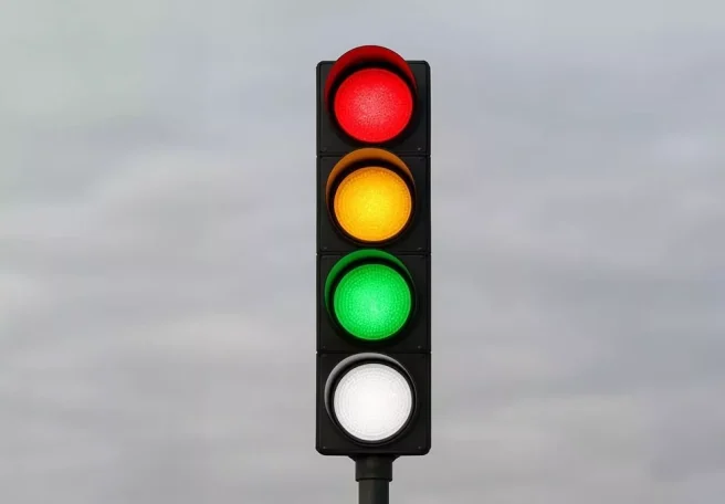 چراغ سفید می‌تواند ما را از شر چراغ‌های قرمز بی‌پایان خلاص کند + ویدیو