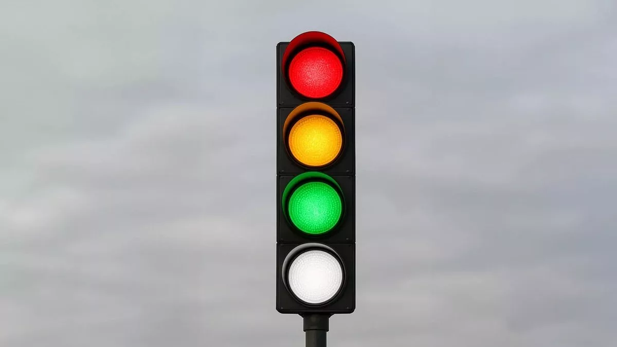 چراغ سفید می‌تواند ما را از شر چراغ‌های قرمز بی‌پایان خلاص کند + ویدیو