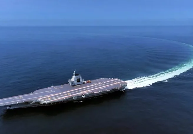 چین بزرگ‌ترین ناو هواپیمابر غیرهسته‌ای جهان را به آب انداخت + عکس