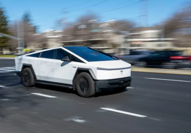 ایلان ماسک اعلام کرد؛ نرم‌افزار جدید تسلا امکان پیام دادن هنگام رانندگی را فراهم می‌کند