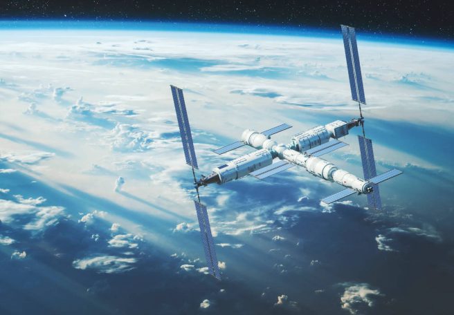 فضانوردان چینی ایستگاه فضایی تیانگونگ را دربرابر زبالههای فضایی زرهپوش کردند