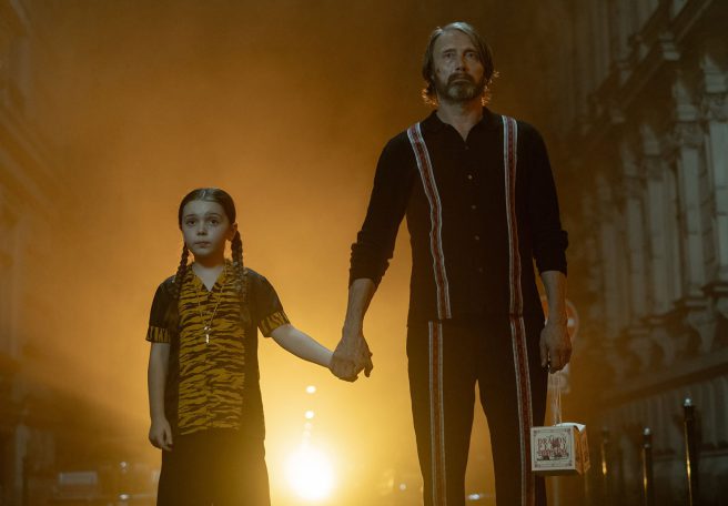 نمرههای فیلم Dust Bunny از سایتهای معتبر دنیا | بازگشت خالق هانیبال با مدس میکلسن