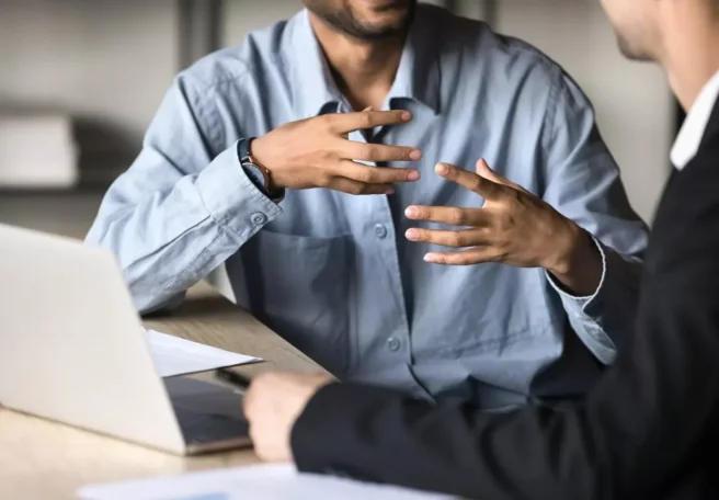 تحقیق جدید: حرکت مناسب دست‌ها حین گفتگو اثرگذاری حرف‌های شما را بیشتر می‌کند