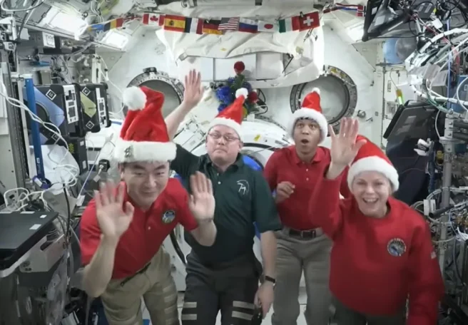 پیام تبریک کریسمس فضانوردان ایستگاه فضایی: کمی بالاتر از مسیر پرواز بابانوئل هستیم! [تماشا کنید]