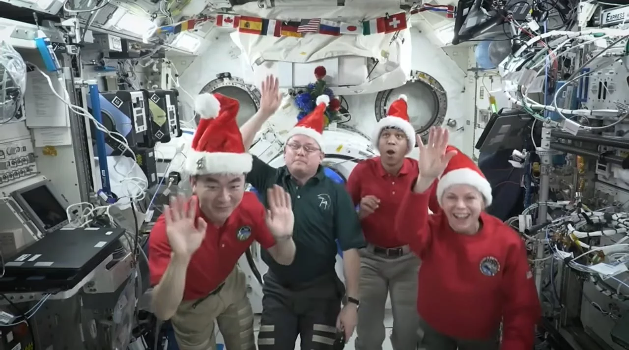 پیام تبریک کریسمس فضانوردان ایستگاه فضایی: کمی بالاتر از مسیر پرواز بابانوئل هستیم! [تماشا کنید]