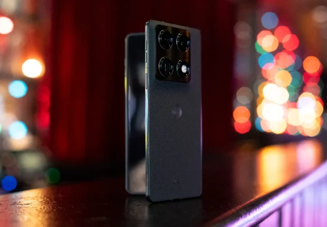 Razr Fold معرفی شد؛ اولین گوشی تاشو کتابی موتورولا با صفحه داخلی 8.1 اینچی