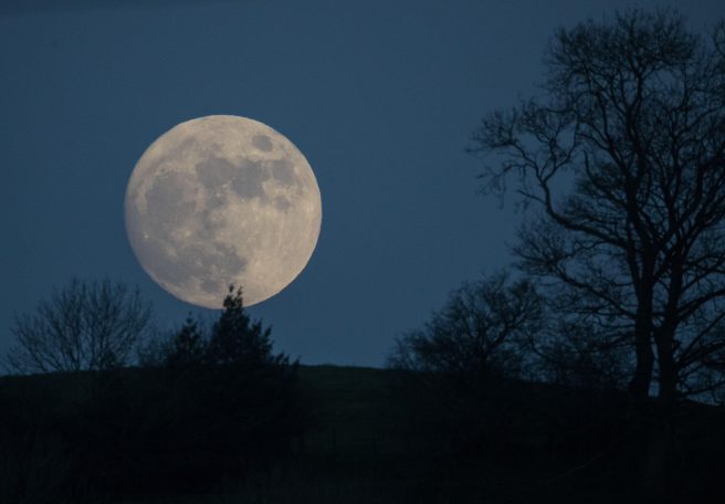 آخرین ابرماه سال فرارسید؛ شنبه شب درخشش ویژه قمر زمین در آسمان را از دست ندهید