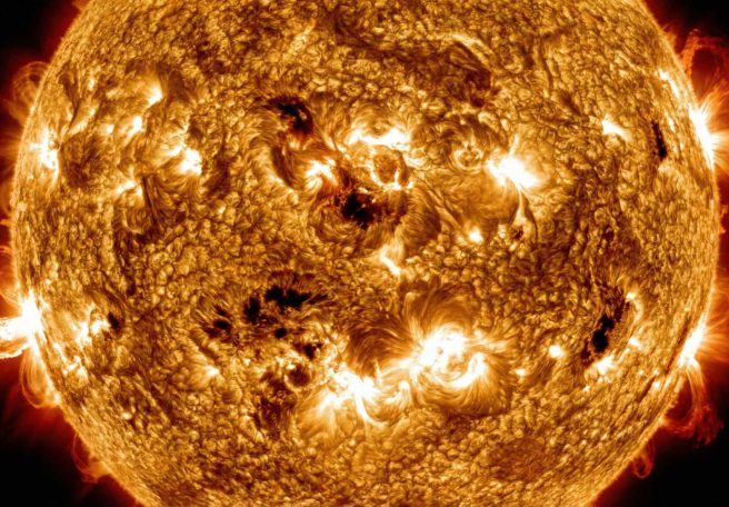 قطر خورشید تقریباً صد برابر زمین است؛ پس چرا «ستاره کوتوله» نامیده می‌شود؟