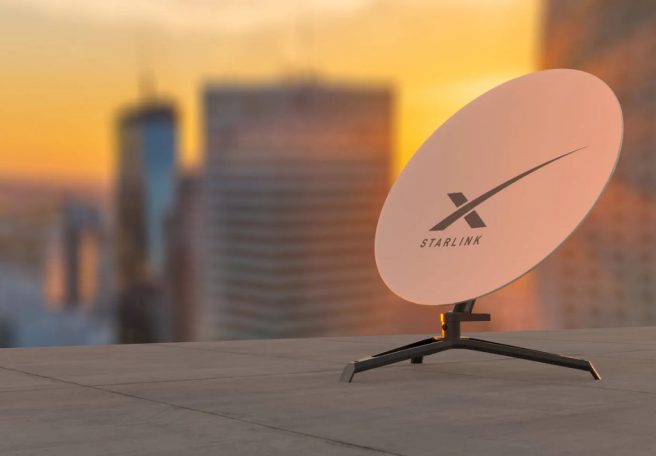 دیش استارلینک روی پشت بام در شهر