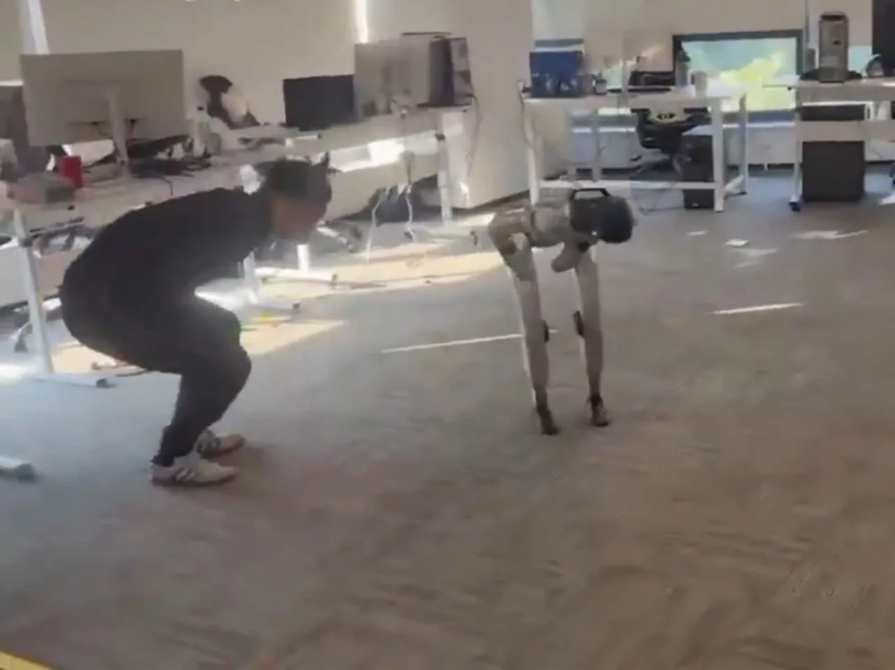 اشتباه خنده‌دار ربات انسان‌نما Unitree G1: ضربه فنی مربی و تقلید درد او! [تماشا کنید]