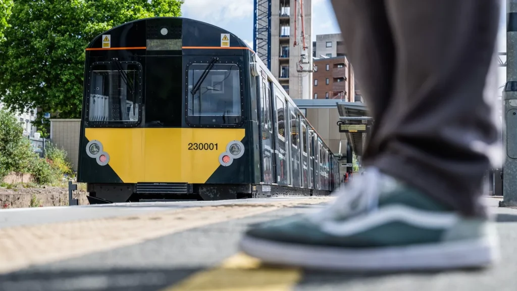 اولین قطار تمام برقی مجهز به باتری بریتانیا شروع به فعالیت کرد