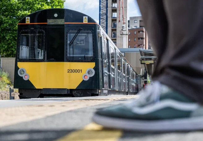 اولین قطار تمام برقی مجهز به باتری بریتانیا شروع به فعالیت کرد