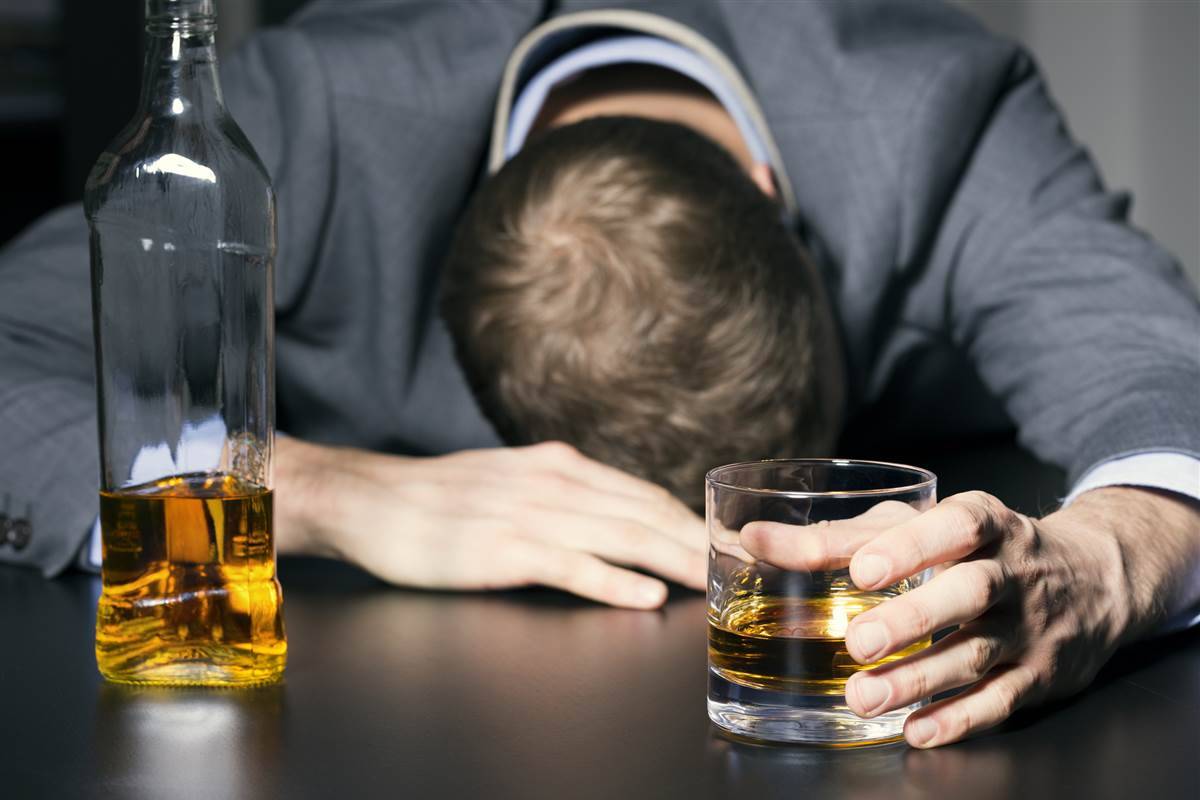 حتی مصرف مقدار کم الکل هم میتواند به مغز آسیب بزند