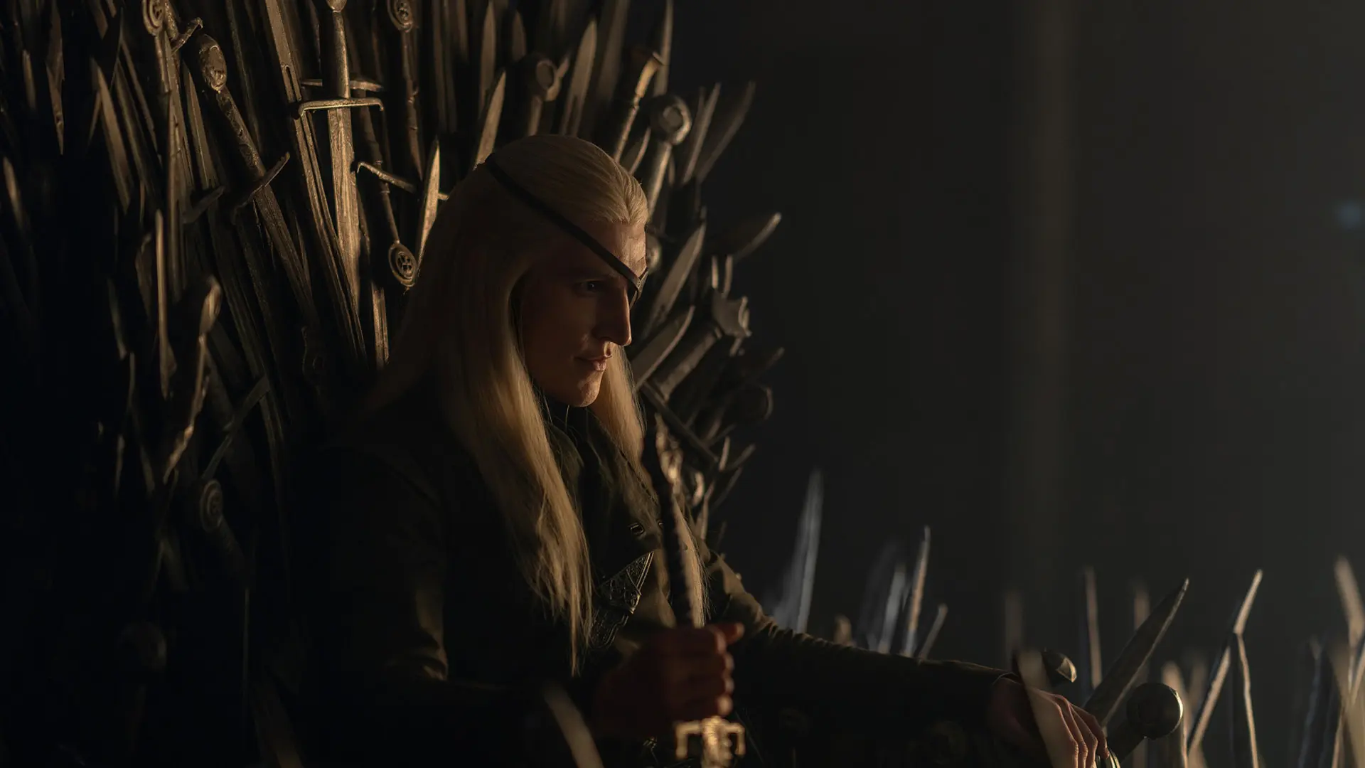 ایوان میچل روی تخت آهنین در سریال house of the dragon season