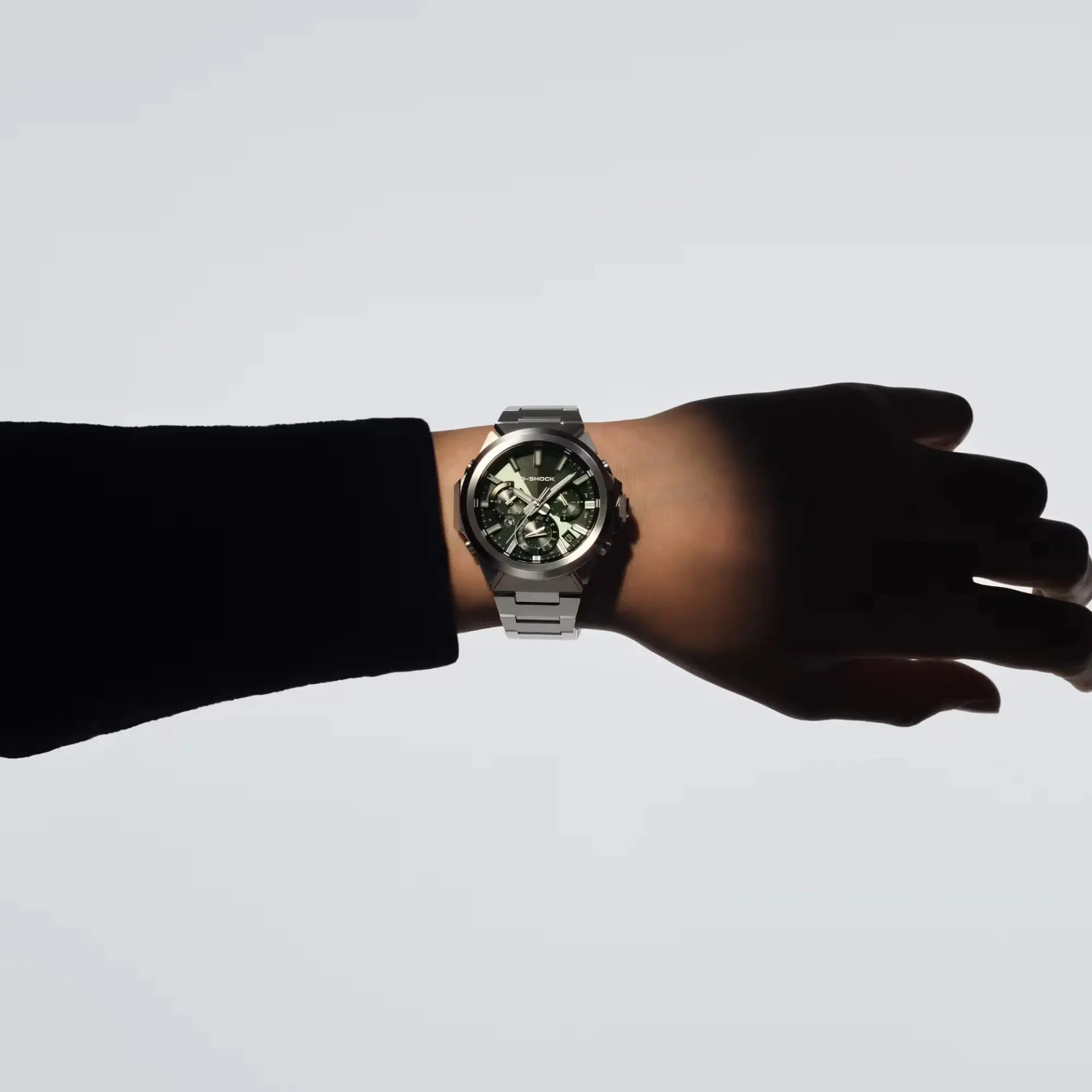 ساعت مچی کاسیو (Casio) مدل جی‌استیل (G-Steel) روی مچ دست