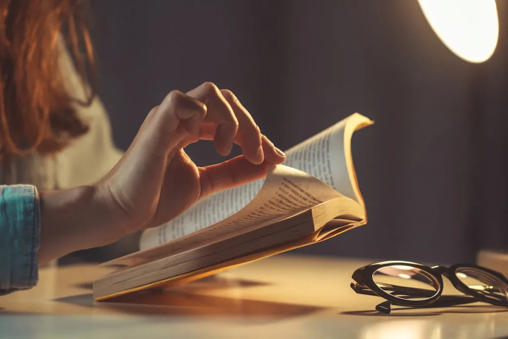 تحقیق جدید: مطالعه کتاب به سلامت مغز و کاهش خطر زوال شناختی کمک میکند