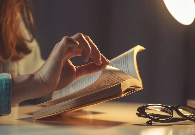 تحقیق جدید: مطالعه کتاب به سلامت مغز و کاهش خطر زوال شناختی کمک میکند