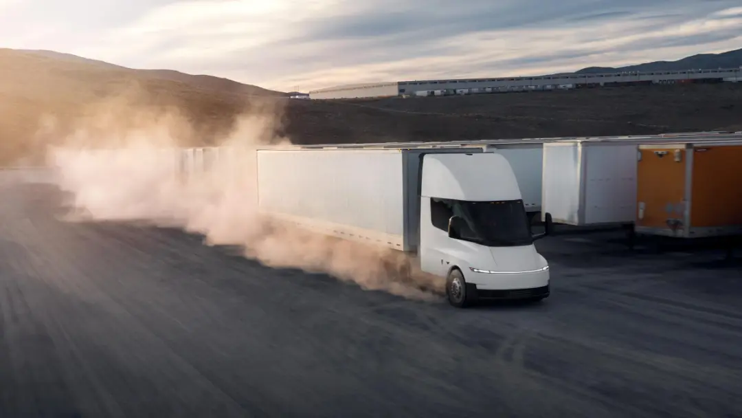 کامیون برقی تسلا سمی (Tesla Semi) در حال حرکت در جاده با گرد و غبار