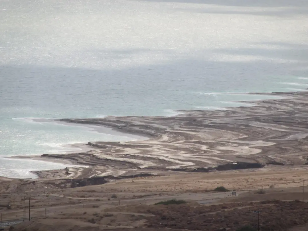 ساحل خشک و لایه‌های نمکی در حاشیه دریای مرده (Dead Sea)