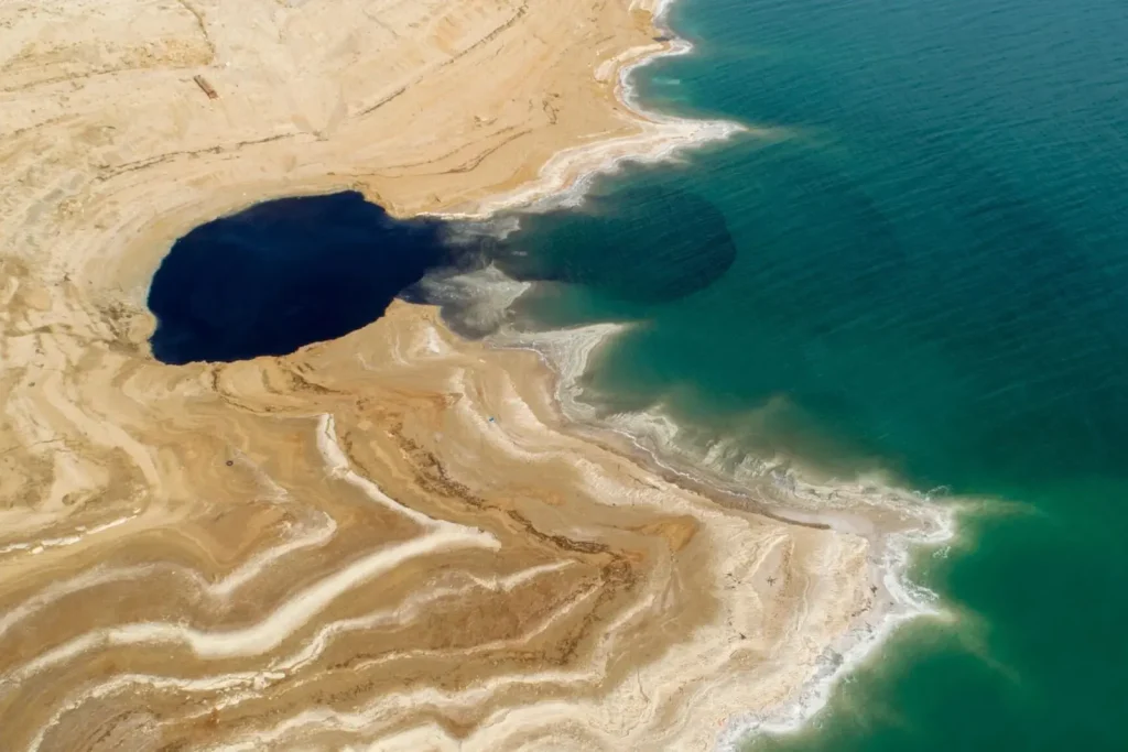 دریای مرده هرچه کوچکتر میشود، گرمتر هم میشود